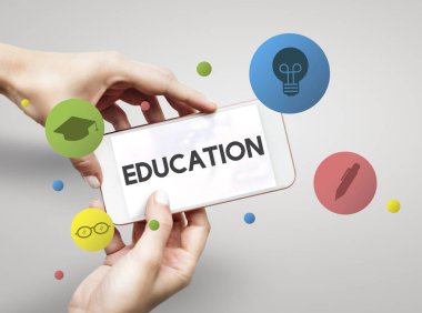 Cep telefonu ellerinde.