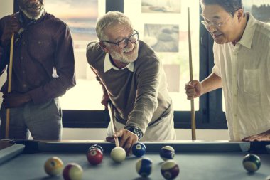 senoir arkadaş bilardo oynarken