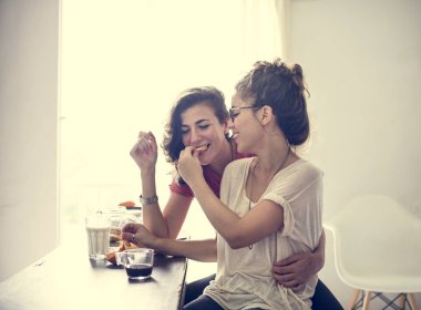 Lezbiyen çift birlikte