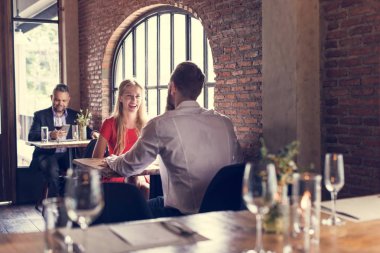 İnsanlar yemek yiyor.