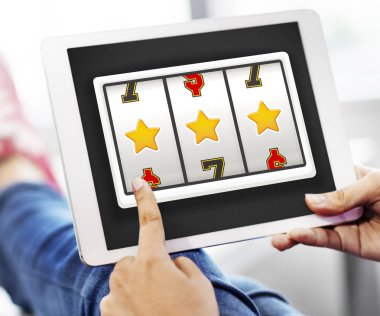 Dijital tablet kullanan kişi