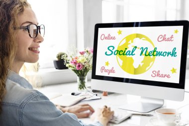 bilgisayar ile çalışan kadın