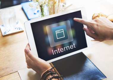 Tablet kullanan adam