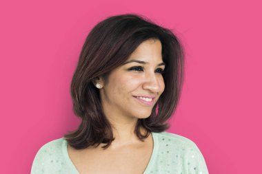 Kısa saçlı yetişkin bir kadın.