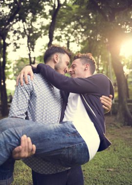 Eşcinsel çift birlikte vakit geçiriyor.