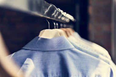 Elbise askısı dükkanda