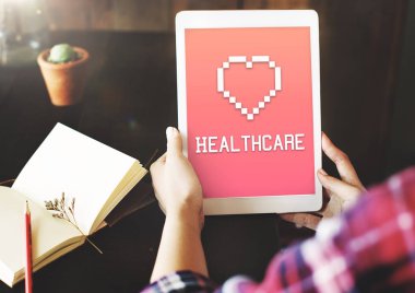 insan elinden tutarak dijital tablet 