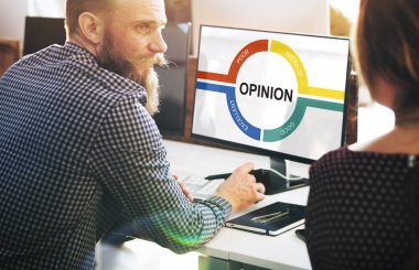 Bilgisayarda çalışan iş adamı 