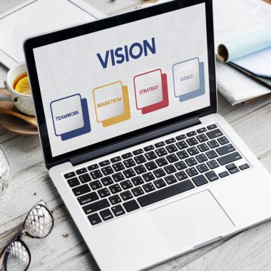 çalışma alanı tablo açılan laptop