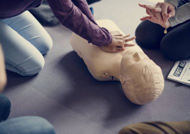 CPR ilk yardım eğitimi öğrenme insanlar