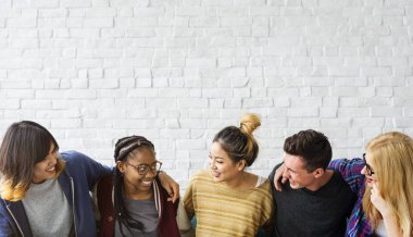 Öğrenciler birlikte sarılma