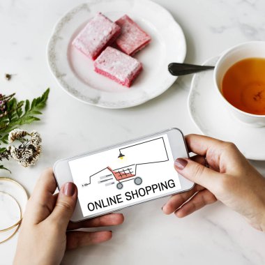 Akıllı telefon kullanan kadın