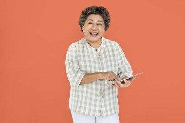  dijital tablet kullanan kadın