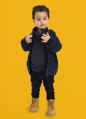 kulaklıklar ile küçük çocuk