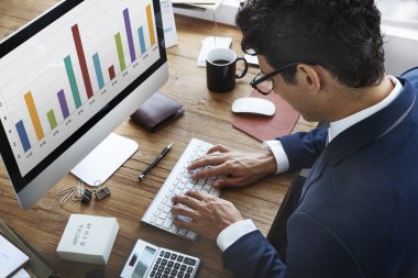 bilgisayarla çalışma iş adamı