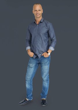 Beyaz yakışıklı adam ayakta