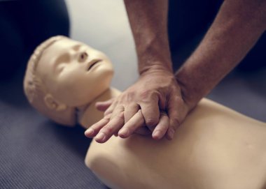 CPR ilk yardım eğitimi öğrenme kişi