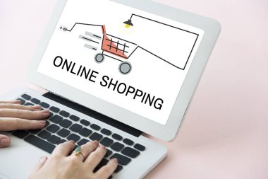 Dizüstü bilgisayarda çalışan kadın