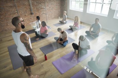 Joga sınıfındaki yapan insanlar 