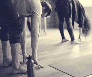 Joga sınıfındaki yapan insanlar 