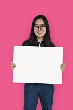 Boş boş tutan kız