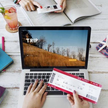 Dizüstü bilgisayarda yazan kadın elleri