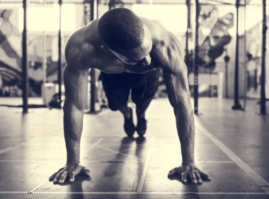 Spor salonunda egzersiz yapan adam.