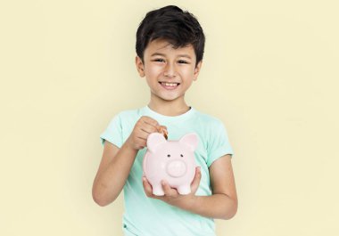 Domuzcuk bankada para koyarak çocuk