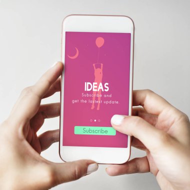 Cep telefonu ellerinde.