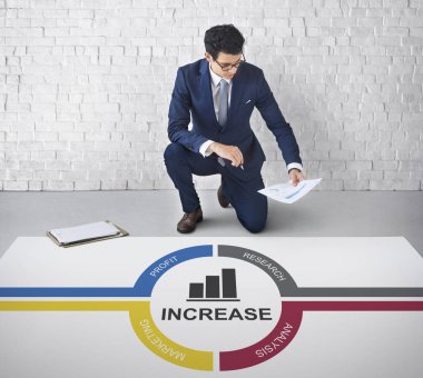 İşadamı belge belgelerle çalışma