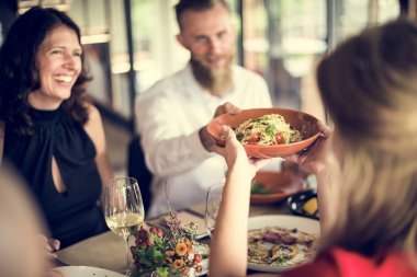 İnsanlar yemek yiyor.