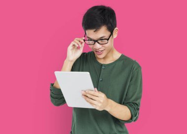 Dijital tablet kullanan adam