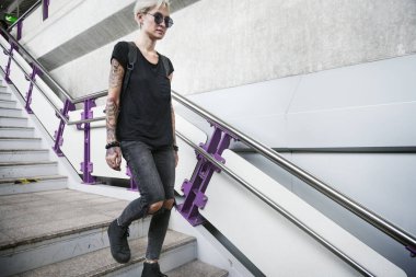 Tattooes ile şık kadın