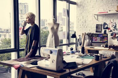 Yaratıcı tasarımcı şık giysiler oluşturma