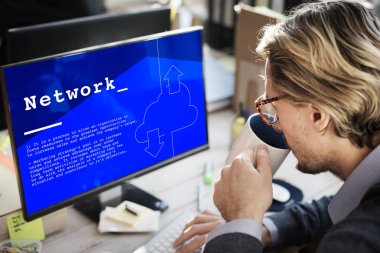 Ofiste çalışan bir iş adamı.