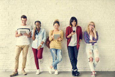 Dijital cihazlar kullanan öğrenciler 