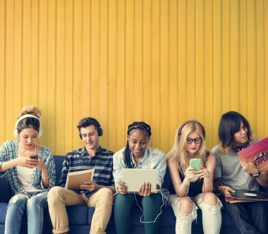 Dijital cihazlar kullanan öğrenciler 