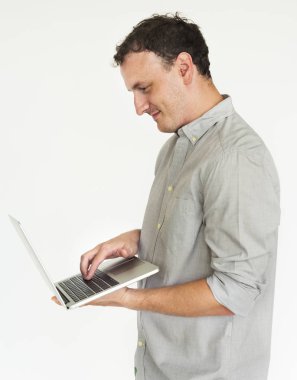 Studio dizüstü bilgisayar kullanan adam