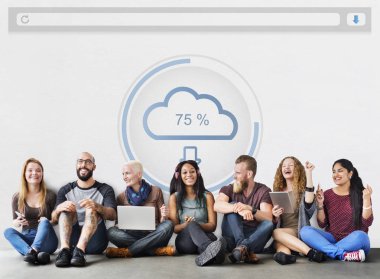 Dijital aygıtlar kullanan insanlar