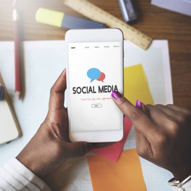 Akıllı telefon kullanan kadın