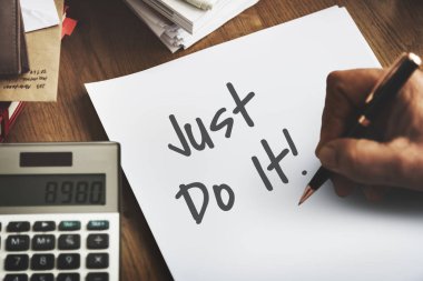 beyaz kağıt üzerine yazma kişi