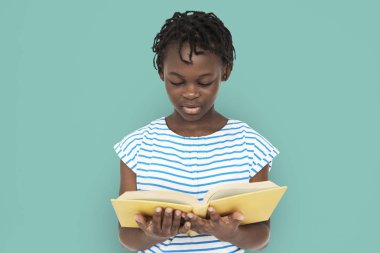 Afrikalı küçük kız okuma kitabı