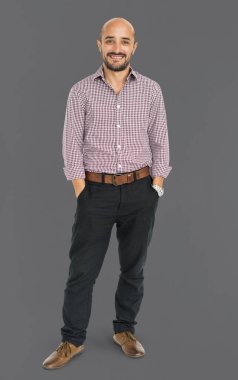  stüdyoda gülümseyen adam