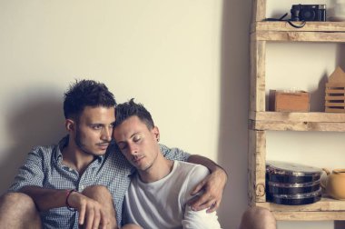 Eşcinsel çift birlikte vakit geçiriyor.