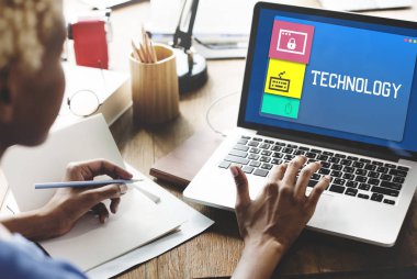 Dizüstü bilgisayarda çalışan kadın 