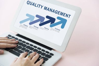 Dizüstü bilgisayarda çalışan kadın