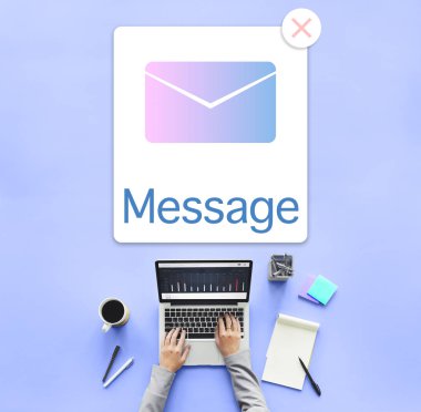 Dizüstü bilgisayarda çalışan kişi