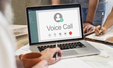 dizüstü bilgisayarda çalışan mimar