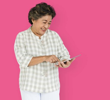  dijital tablet kullanan kadın