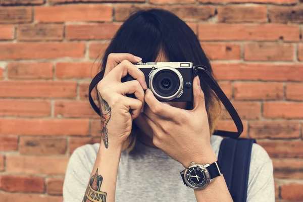 Fotógrafo hablando foto en la cámara —  Fotos de Stock